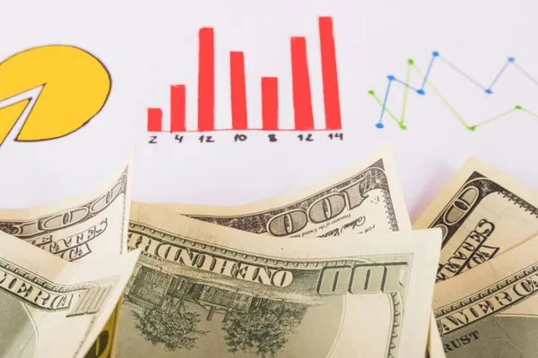 Chuyên gia phân tích đang đánh giá các yếu tố của game bài B52, thể hiện sự chuyên nghiệp và công bằng